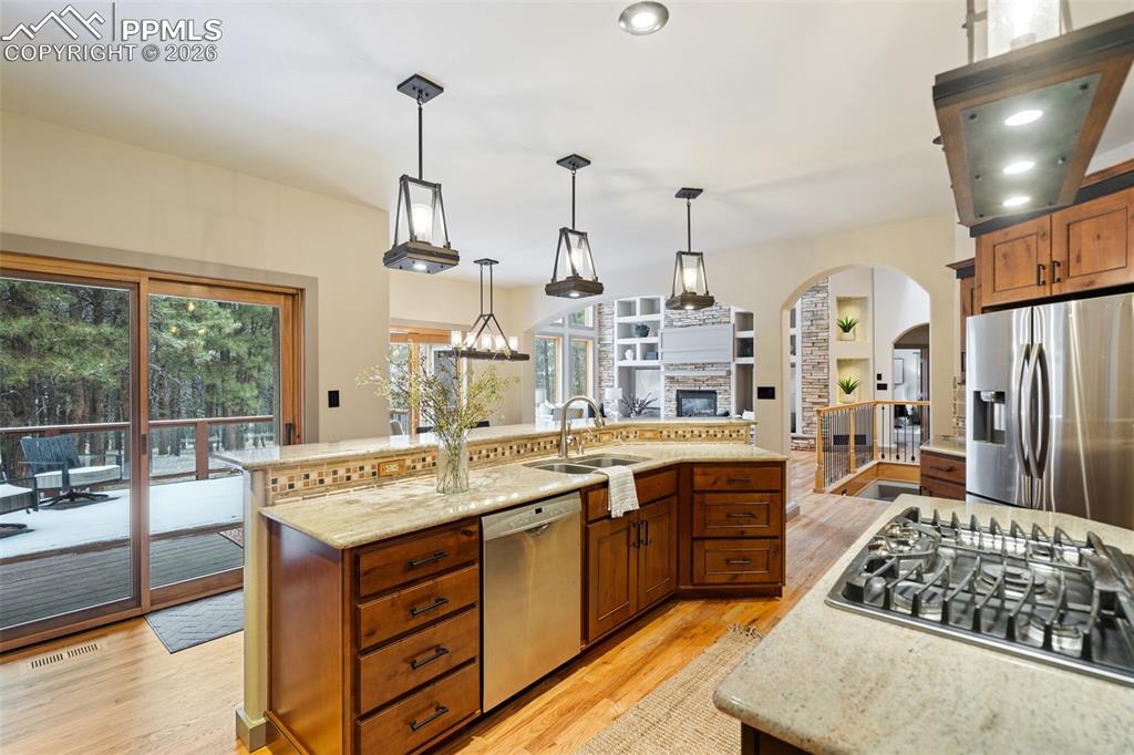 Image 12 of 50: Kitchen