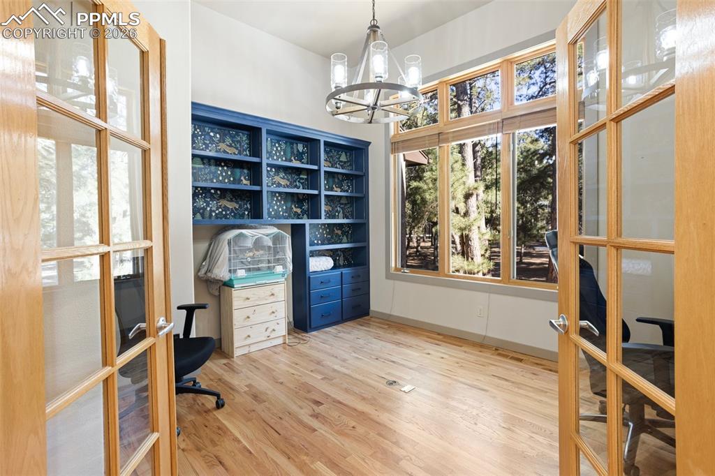 Image 14 of 50: Office