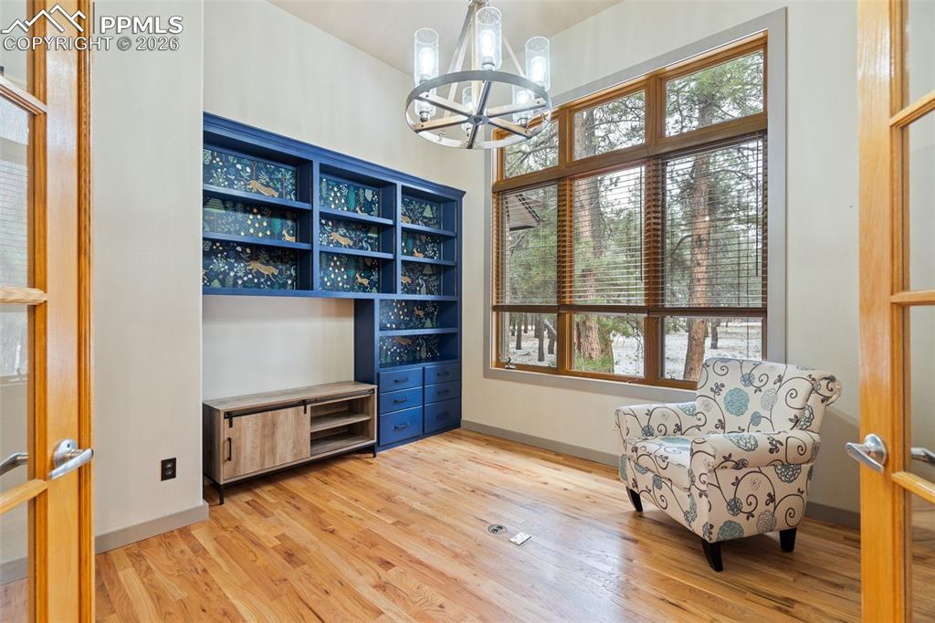 Image 15 of 50: Sitting Room