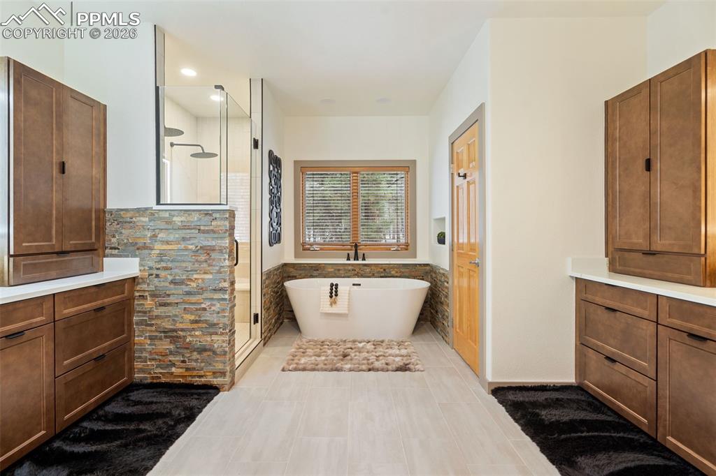 Image 18 of 50: Bathroom