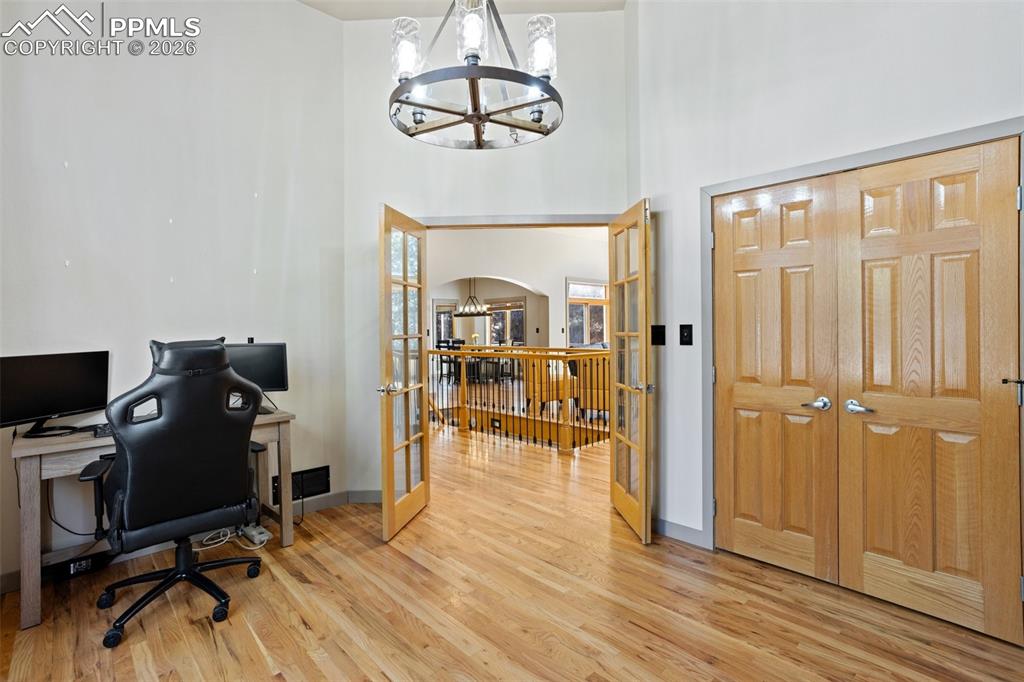 Image 21 of 50: Office