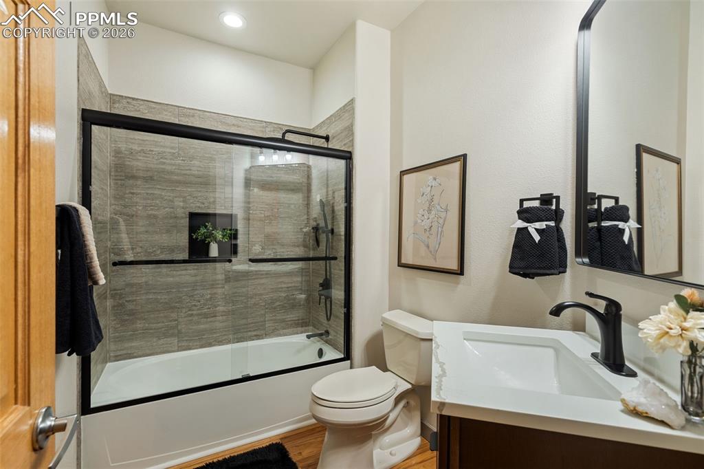 Image 24 of 50: Bathroom