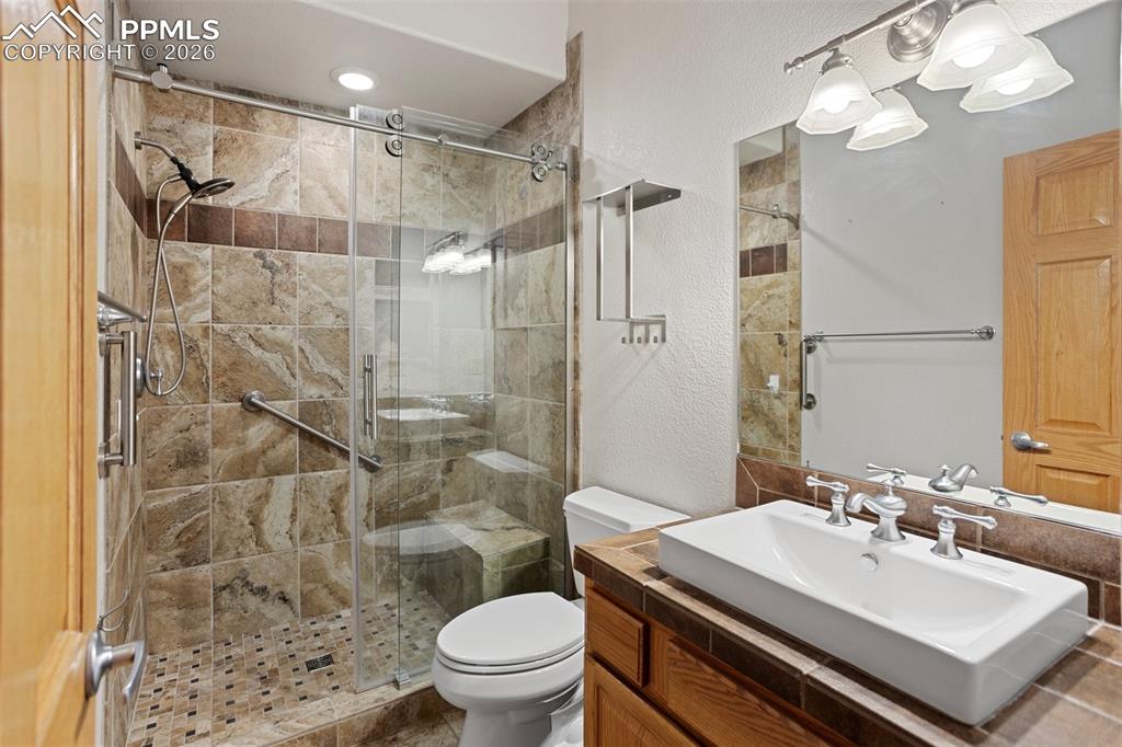 Image 26 of 50: Bathroom