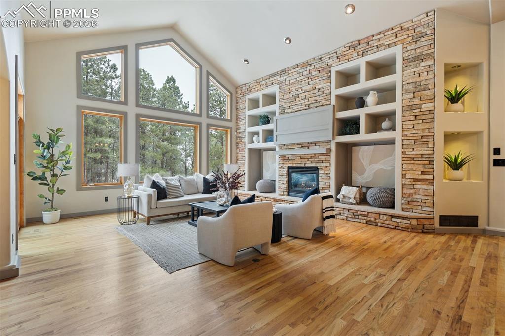 Image 3 of 50: Living Room