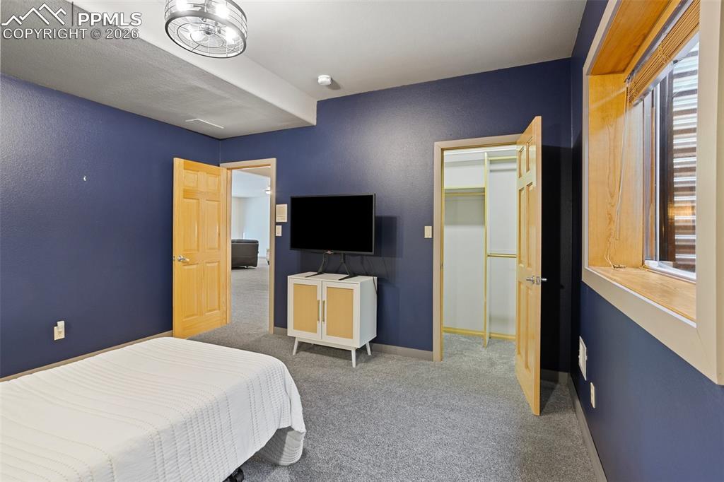 Image 31 of 50: Bedroom