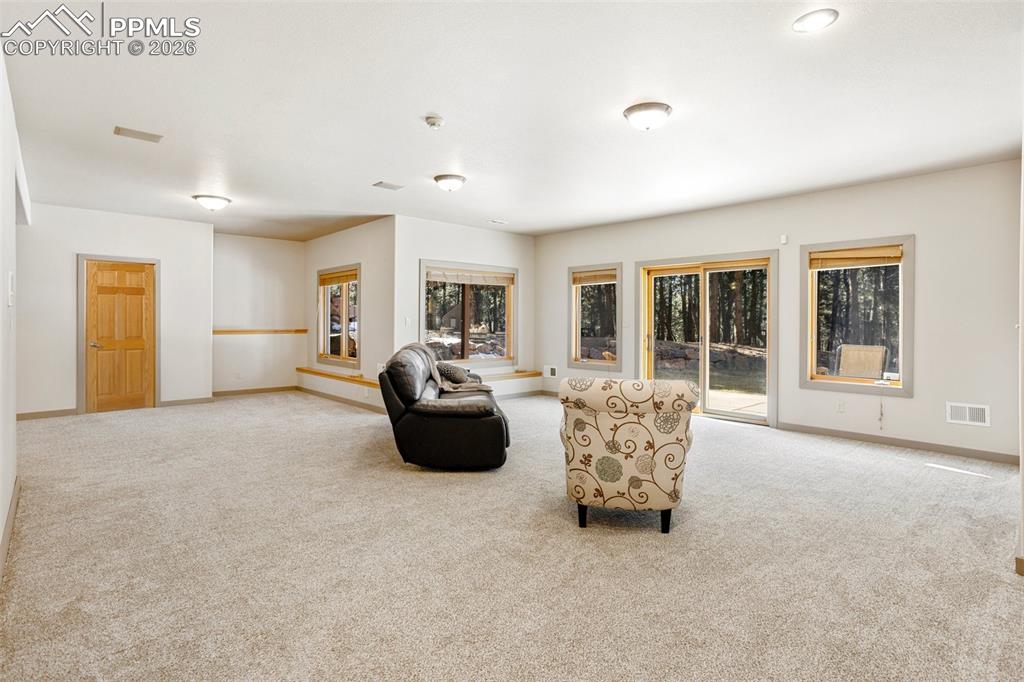 Image 33 of 50: Living Room