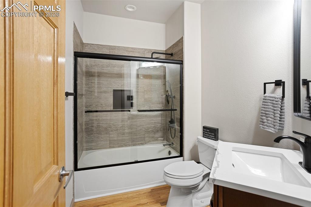 Image 34 of 50: Bathroom