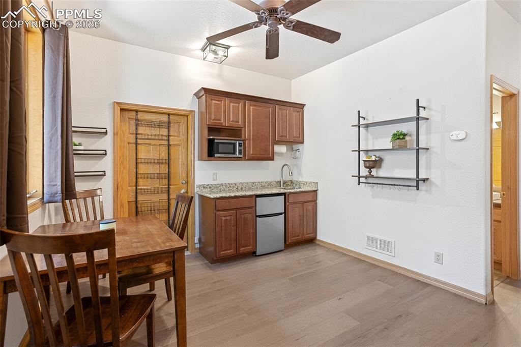 Image 35 of 50: Kitchen