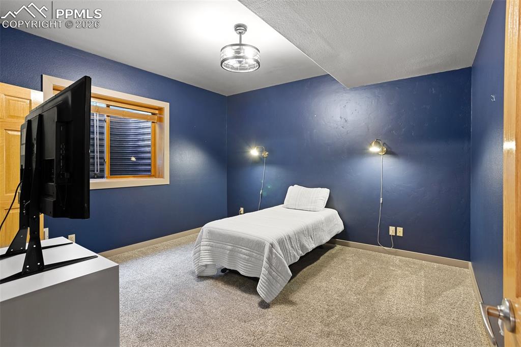 Image 36 of 50: Bedroom