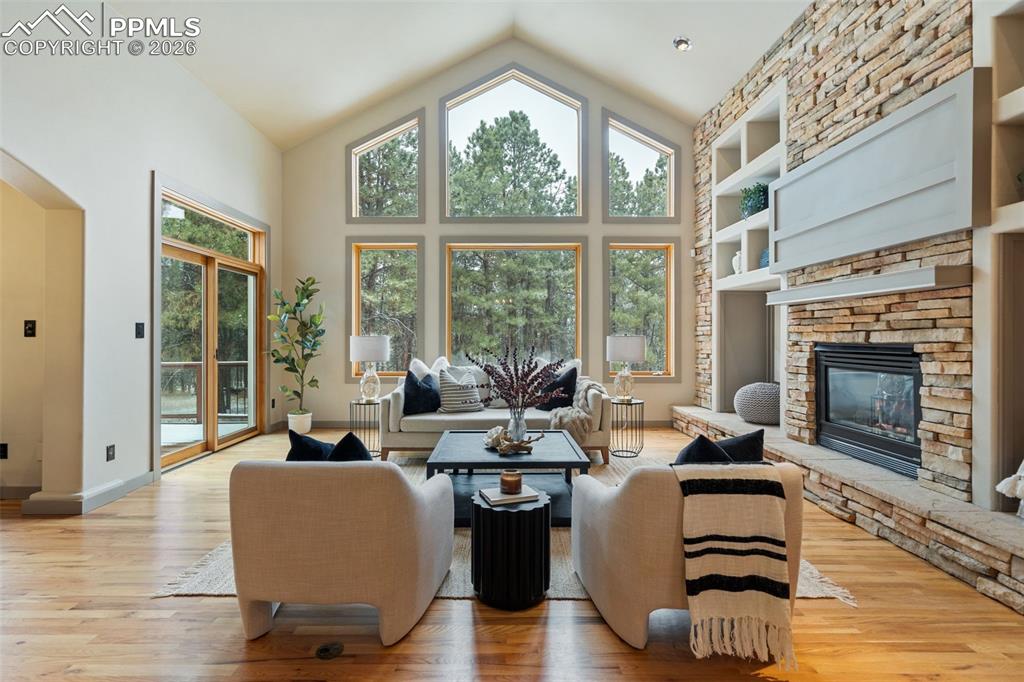 Image 5 of 50: Living Room