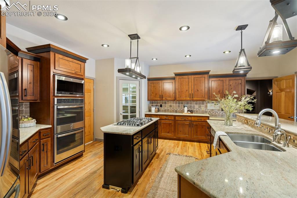 Image 9 of 50: Kitchen