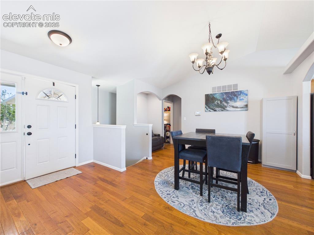 Image 18 of 48: Dining Area