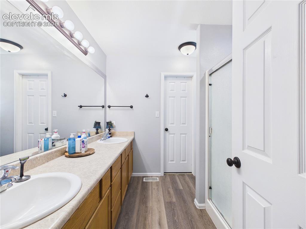 Image 21 of 48: Bathroom