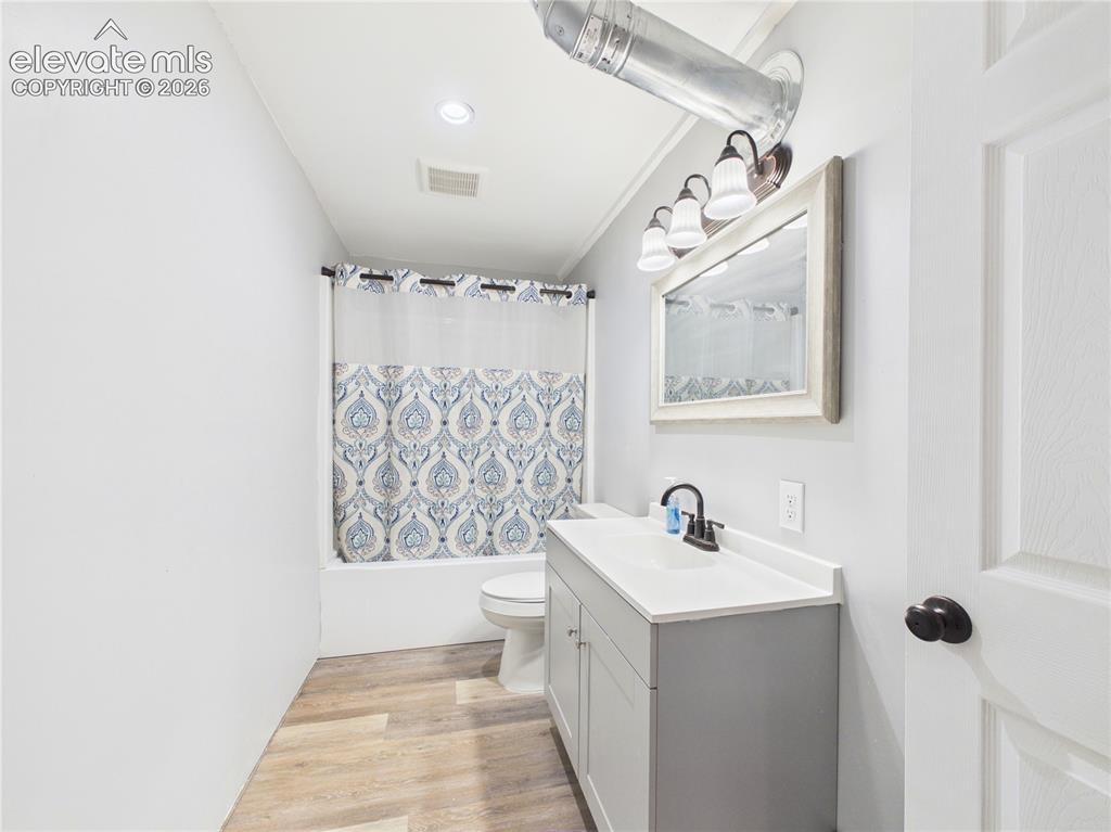 Image 35 of 48: Bathroom