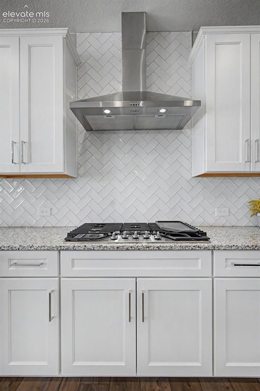 Image 10 of 49: Kitchen