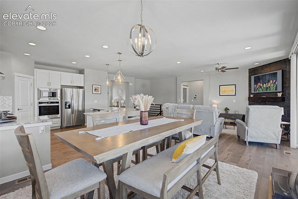 Image 16 of 49: Dining Area