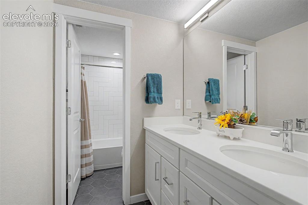 Image 36 of 49: Bathroom