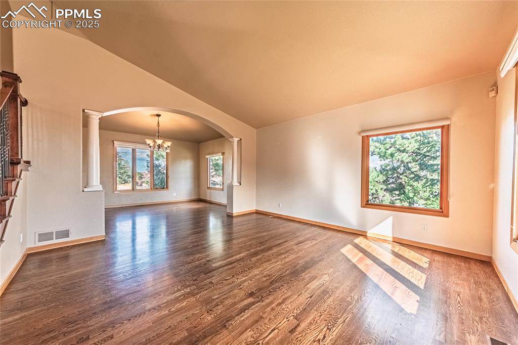 Image 11 of 45: Unfurnished livingroom