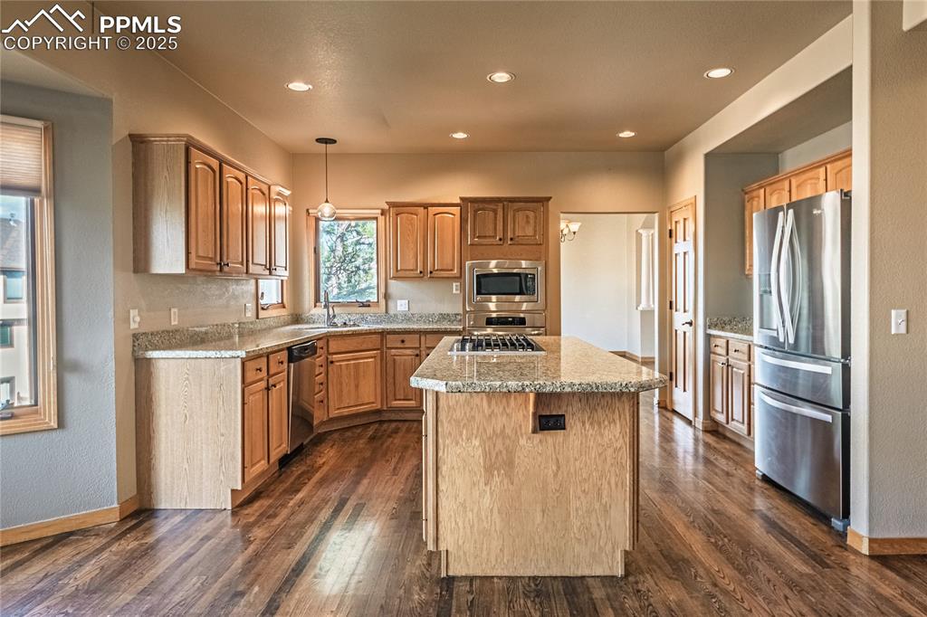 Image 18 of 45: Kitchen