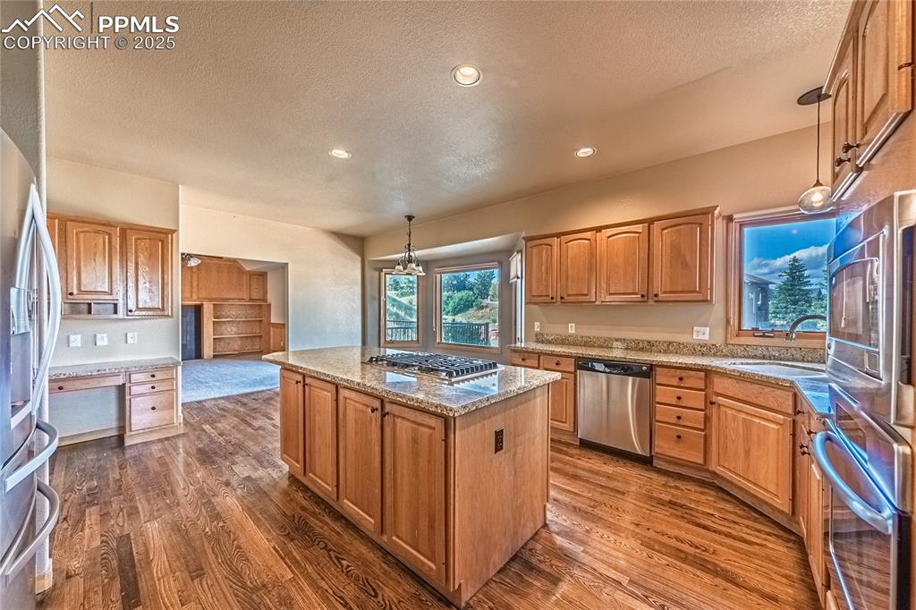 Image 19 of 45: Kitchen