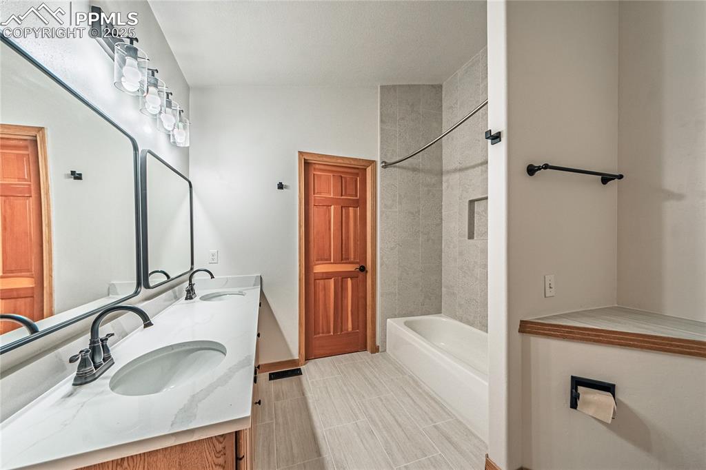 Image 21 of 45: Office bathroom