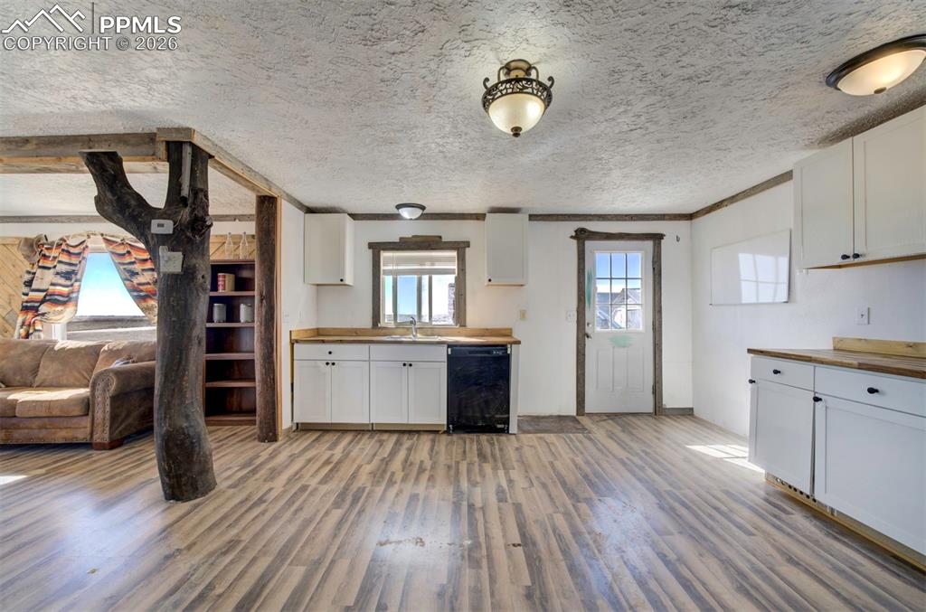 Image 15 of 47: Kitchen