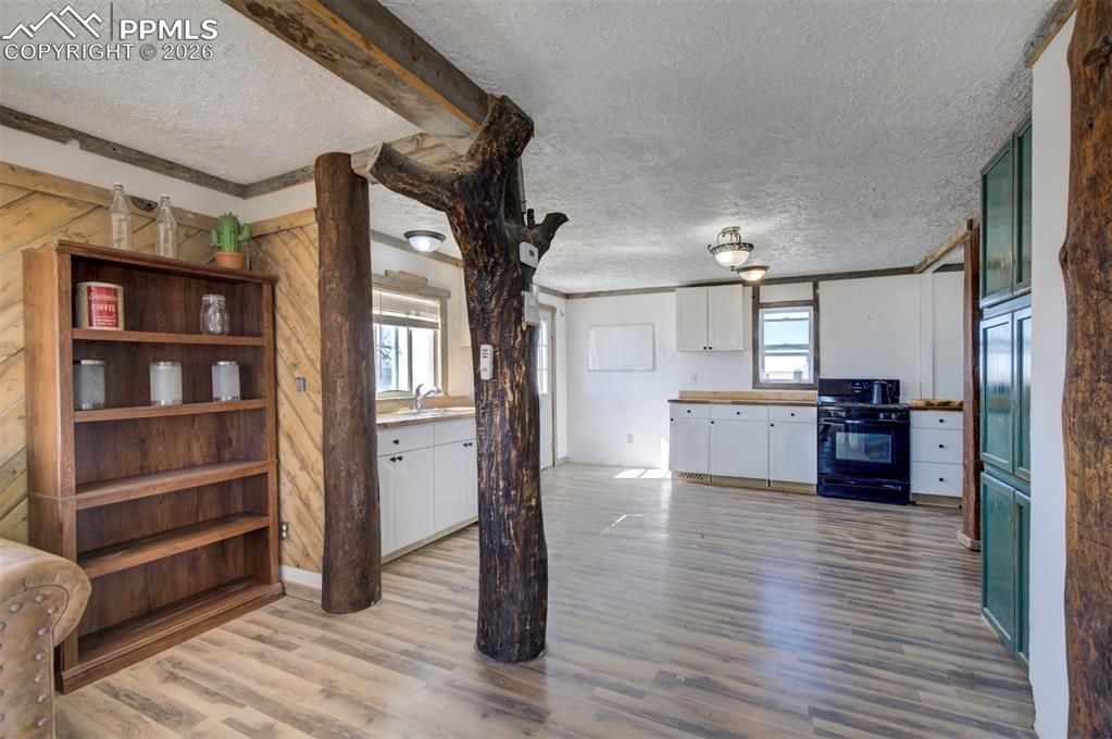 Image 16 of 47: Kitchen