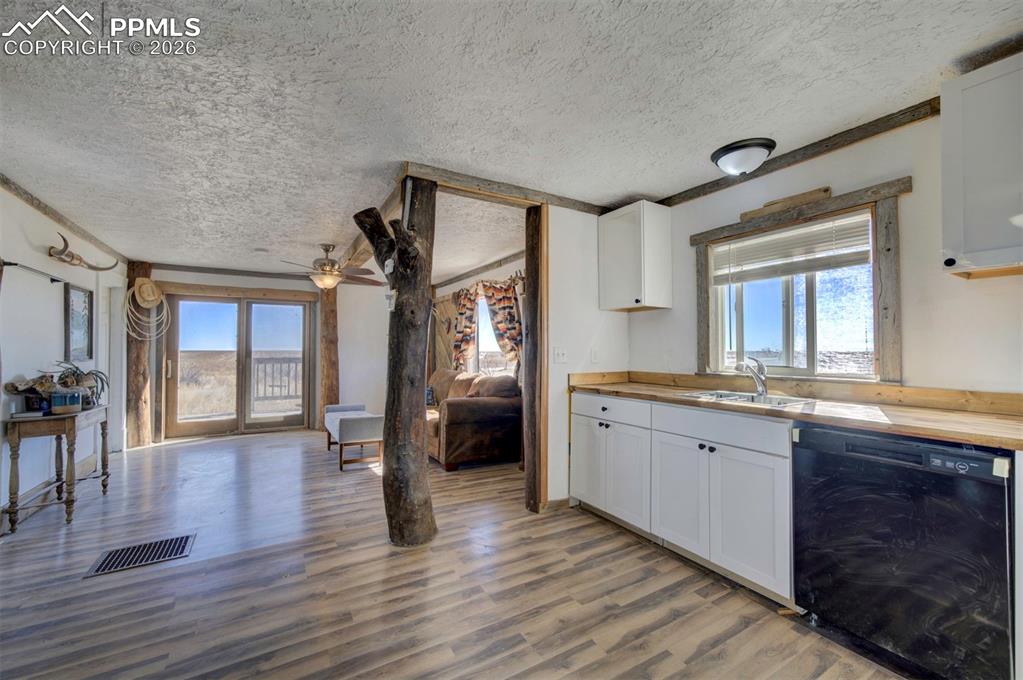 Image 17 of 47: Kitchen