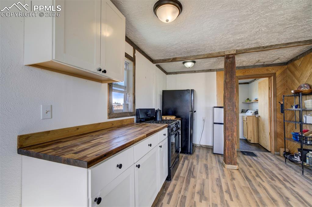 Image 18 of 47: Kitchen