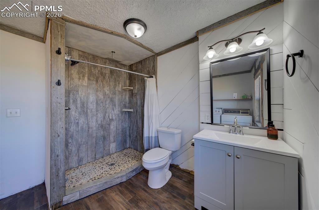 Image 20 of 47: Bathroom