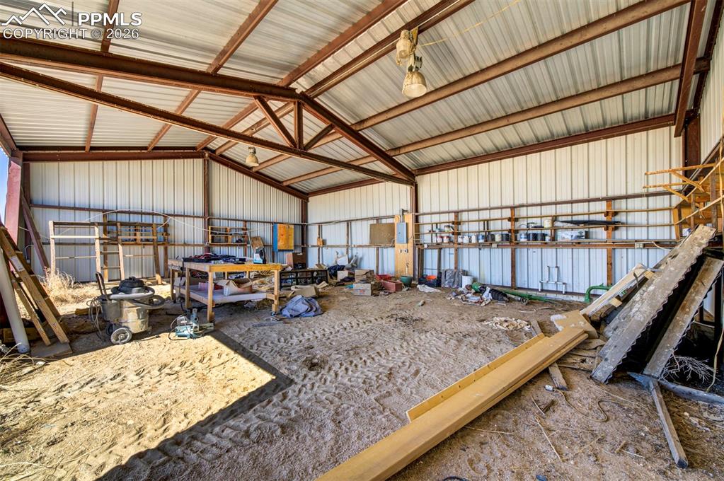 Image 36 of 47: Garage