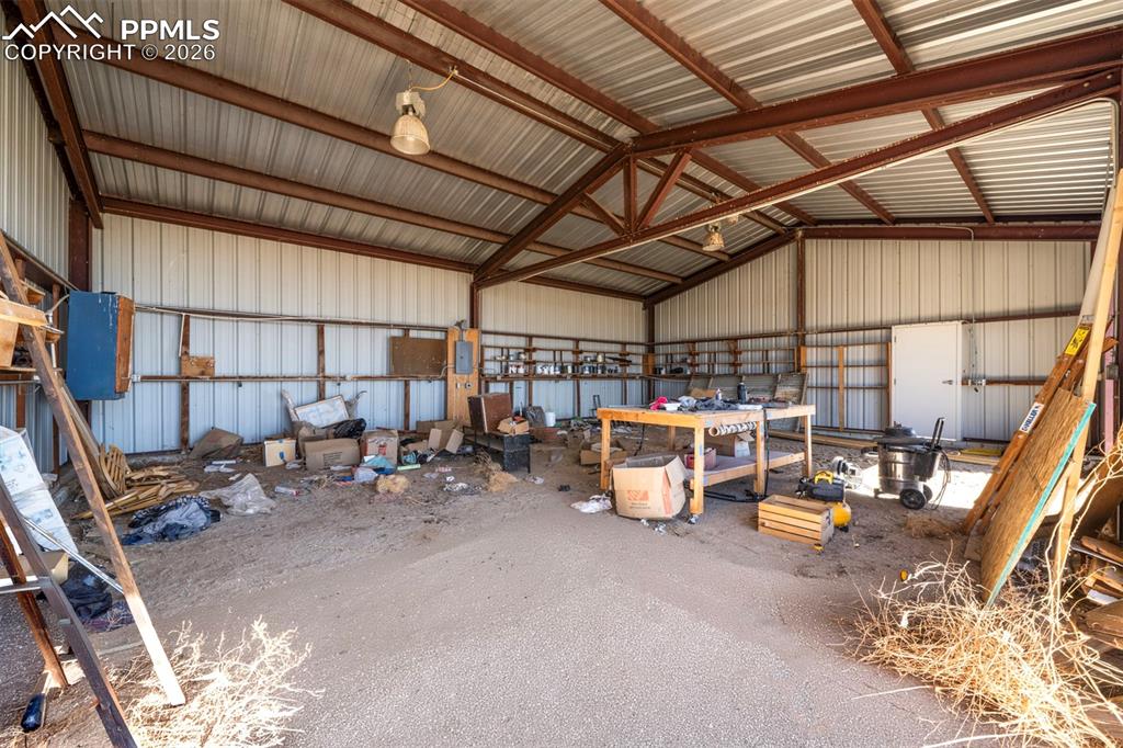 Image 37 of 47: Garage