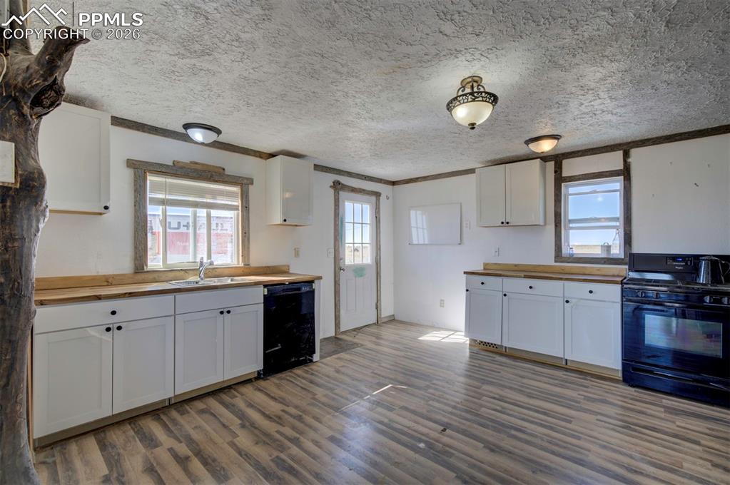 Image 7 of 47: Kitchen