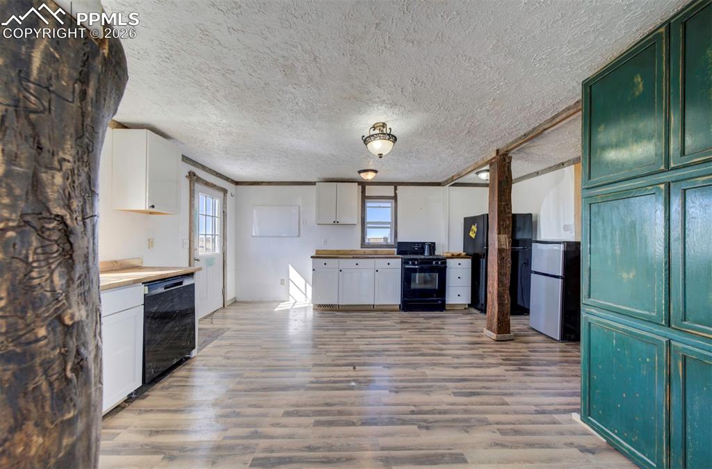 Image 8 of 47: Kitchen