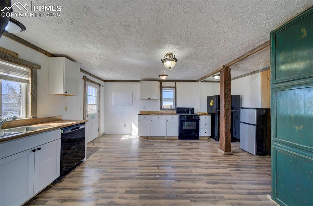 Image 9 of 47: Kitchen