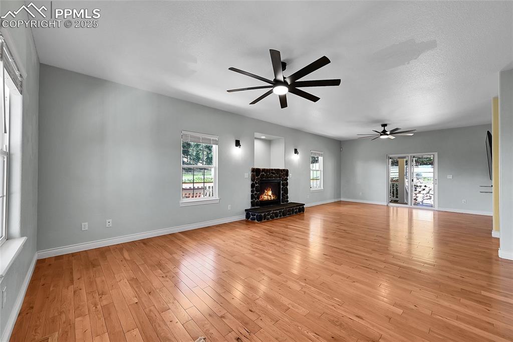 Image 13 of 50: Living Room