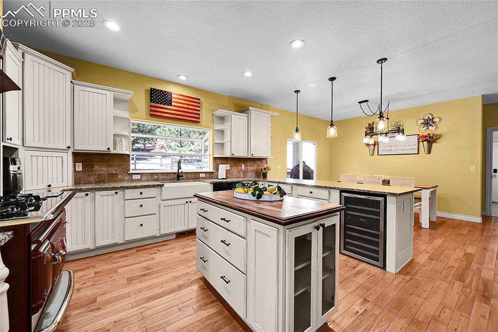 Image 18 of 50: Kitchen