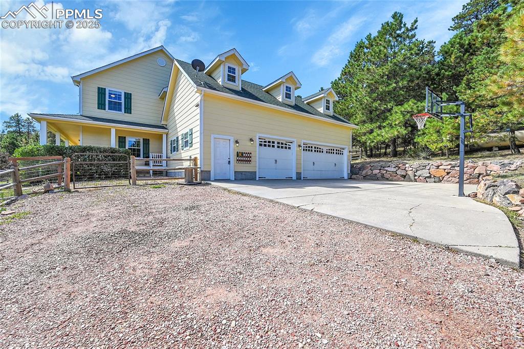 Image 2 of 50: 3 car oversized garage