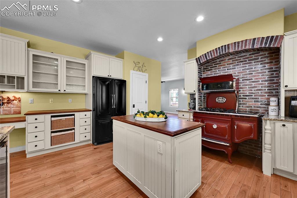 Image 20 of 50: Kitchen