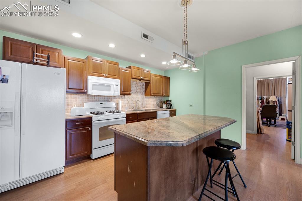 Image 12 of 23: Kitchen