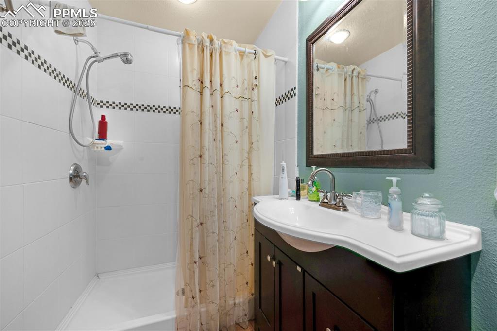 Image 15 of 23: Bathroom