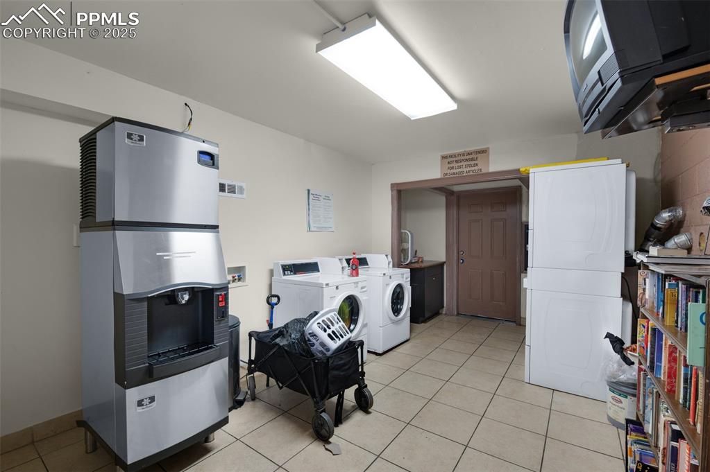 Image 20 of 23: Coin-operated laundry