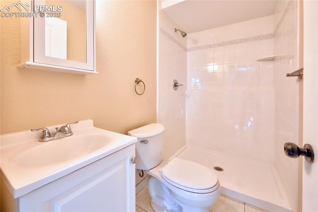 Image 22 of 35: Bathroom