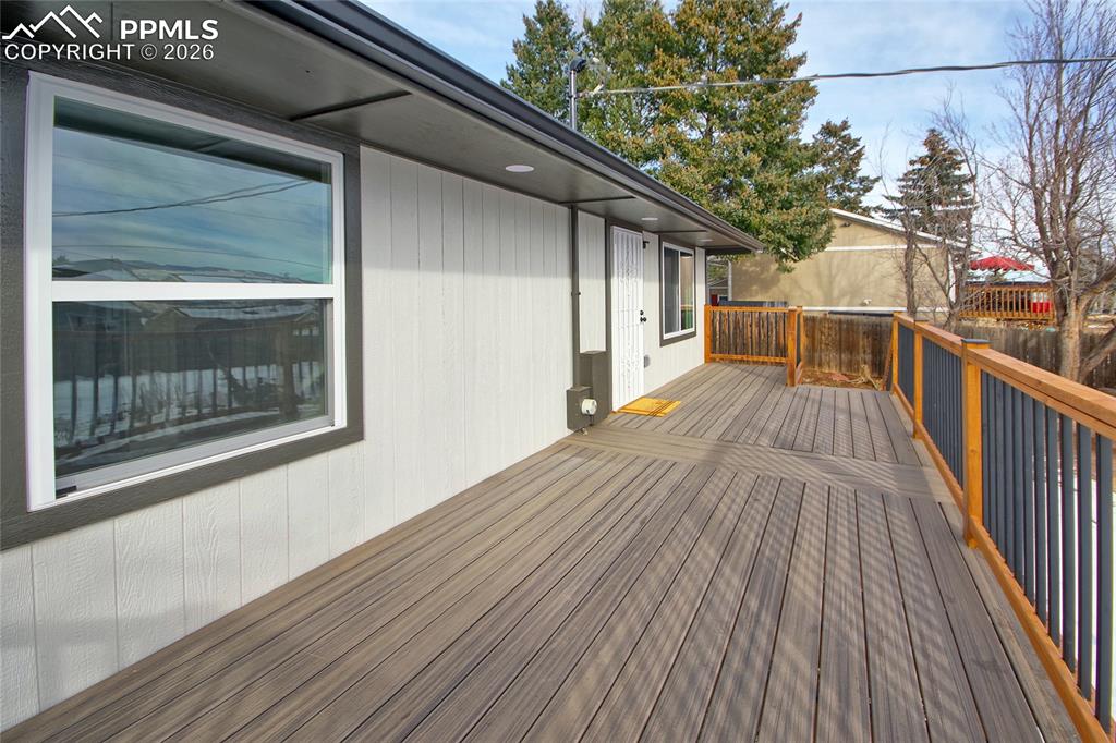 Image 32 of 35: Deck