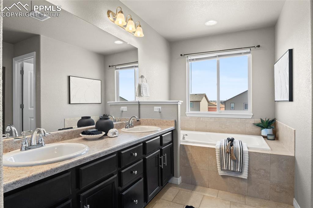 Image 13 of 33: Bathroom