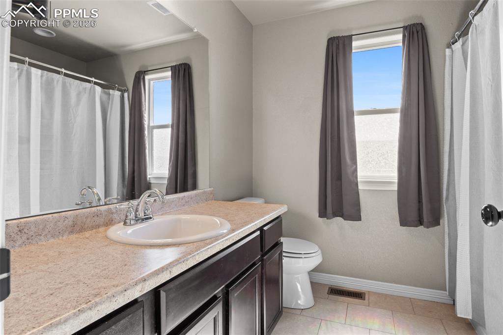 Image 15 of 33: Bathroom