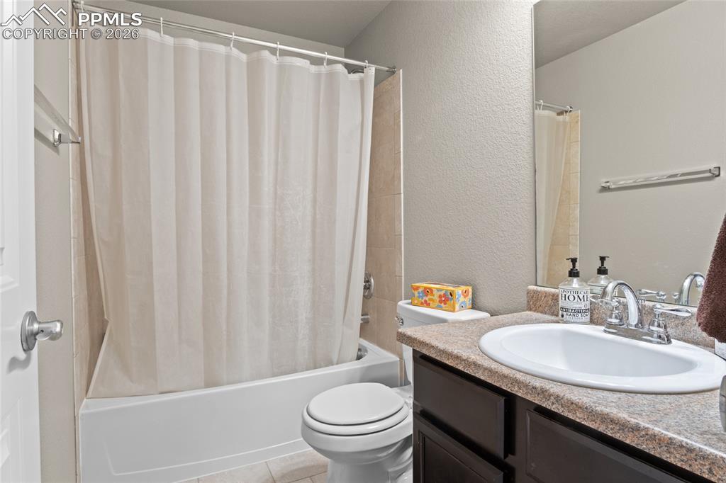 Image 22 of 33: Bathroom