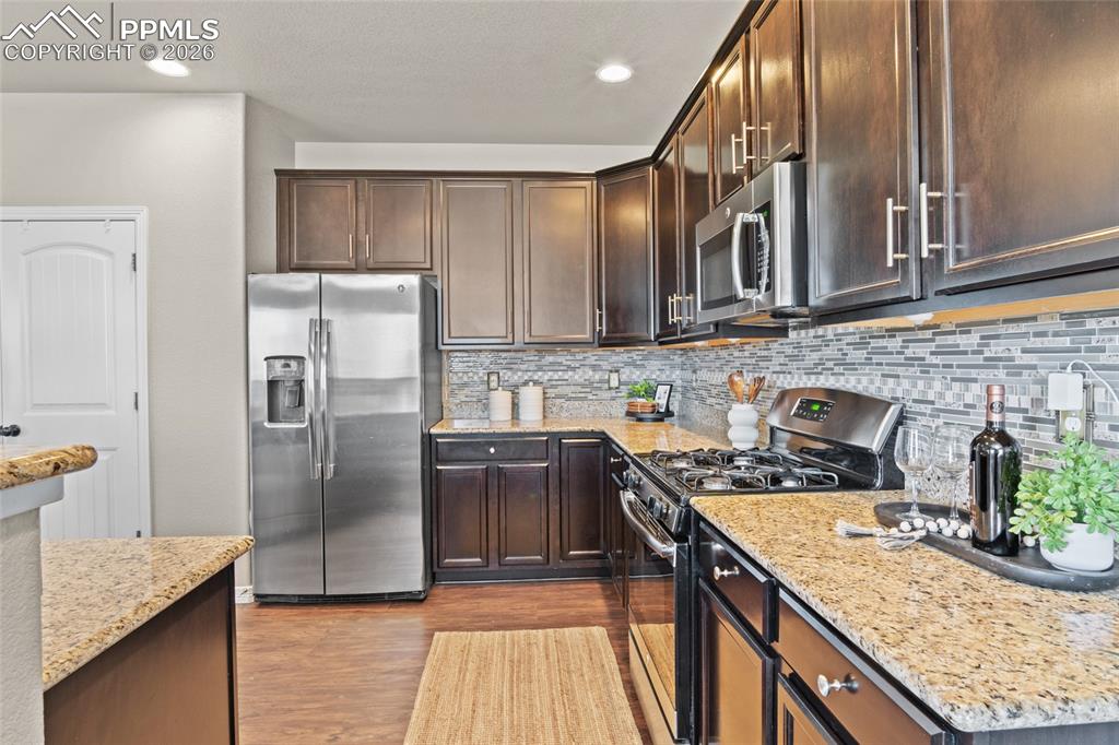 Image 9 of 33: Kitchen