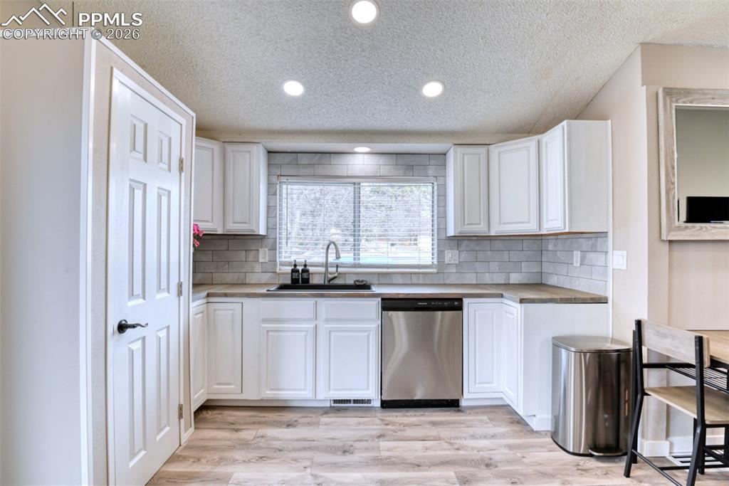 Image 14 of 46: Kitchen