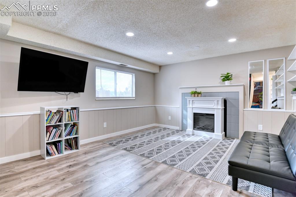 Image 17 of 46: Living Room